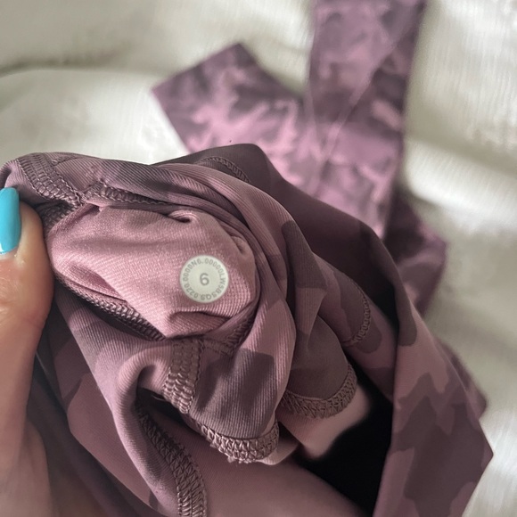 Lululemon pink Camo size 6 leggings, 25” length - Picture 5 of 6